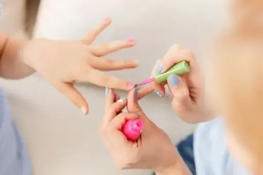 Paquete para niña (Jelly en pies + esmalte clásico en manos + diseño básico)